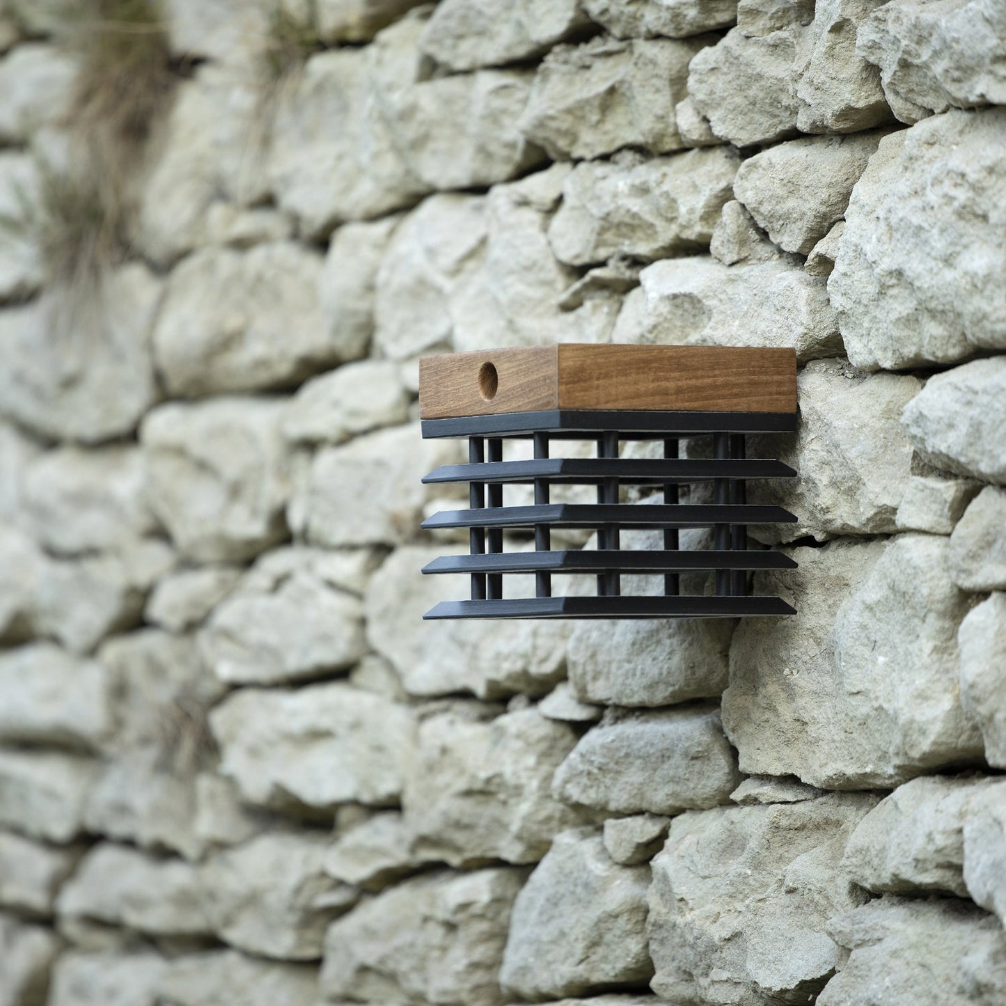 Les Jardins Tekura Solar Wall Lamp