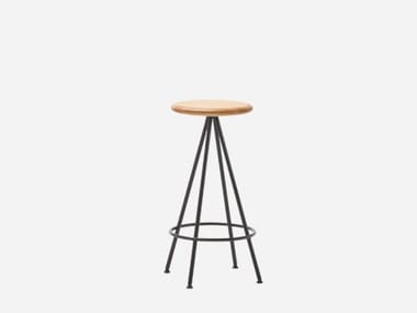 SUN - High swivel oak stool with footrest by Inclass