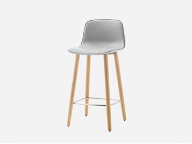 VARYA TAPIZ - Fabric stool with footrest by Inclass