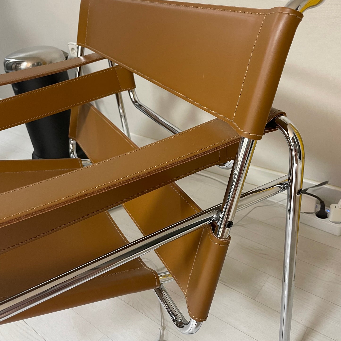 WASSILY CHAIR - Leather easy chair with armrests