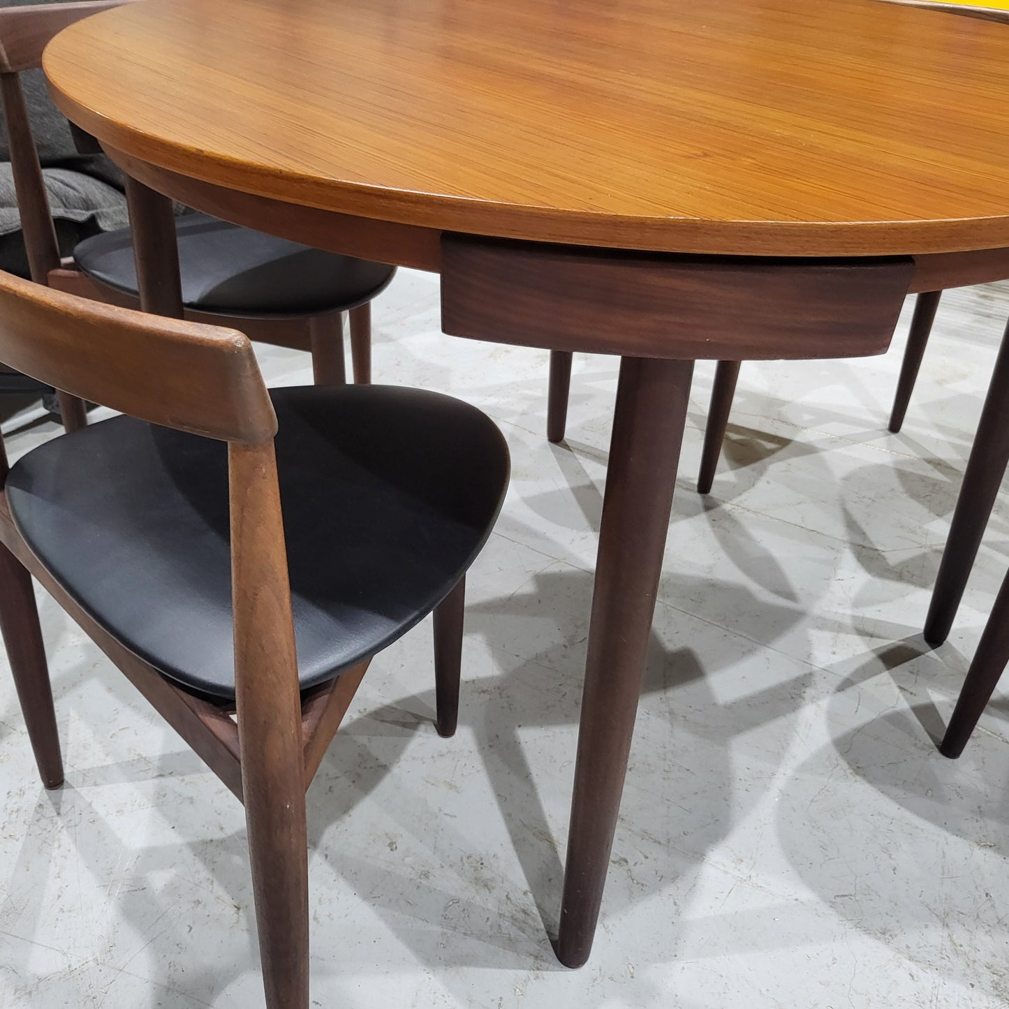 Roundette dining table set