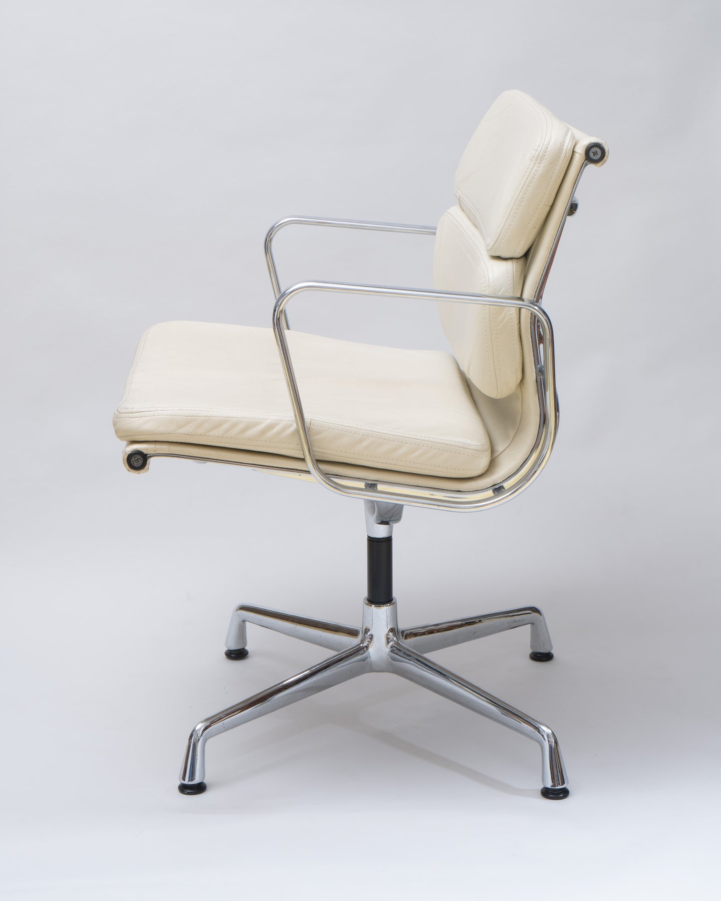 Eames Softbed Management Chair