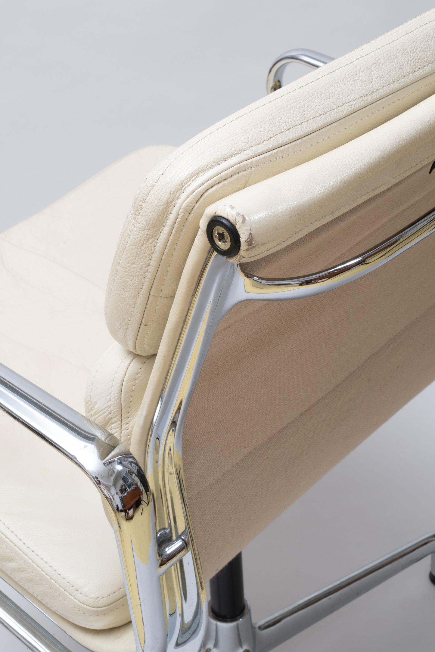 Eames Softbed Management Chair