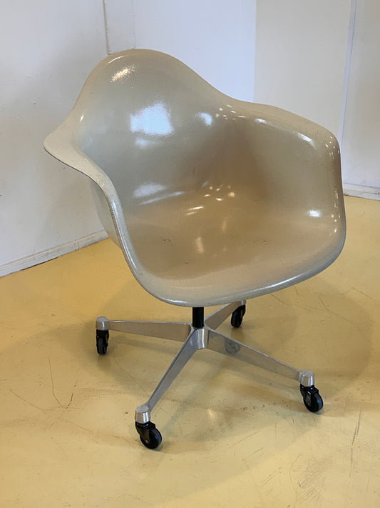 (빈티지) 임스 파이버 글라스, pacc 휠 베이스, 파치먼트 컬러, 높이 조절 불가 Eames Fiberglass Pacc Armchair with castors