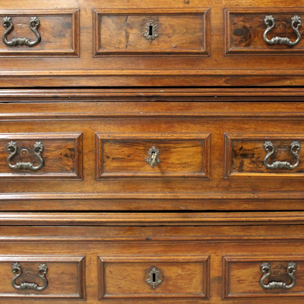 17th Century Italian Cantarano Chest of Drawers in Walnut