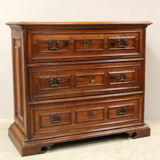 17th Century Italian Cantarano Chest of Drawers in Walnut