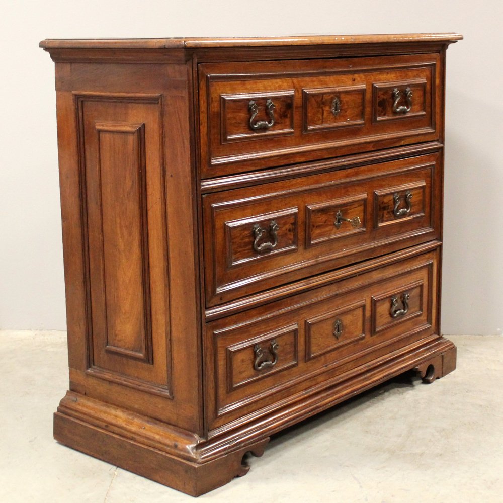 17th Century Italian Cantarano Chest of Drawers in Walnut