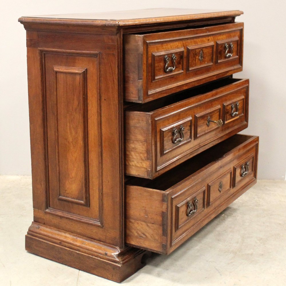 17th Century Italian Cantarano Chest of Drawers in Walnut