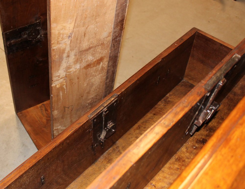 17th Century Italian Cantarano Chest of Drawers in Walnut