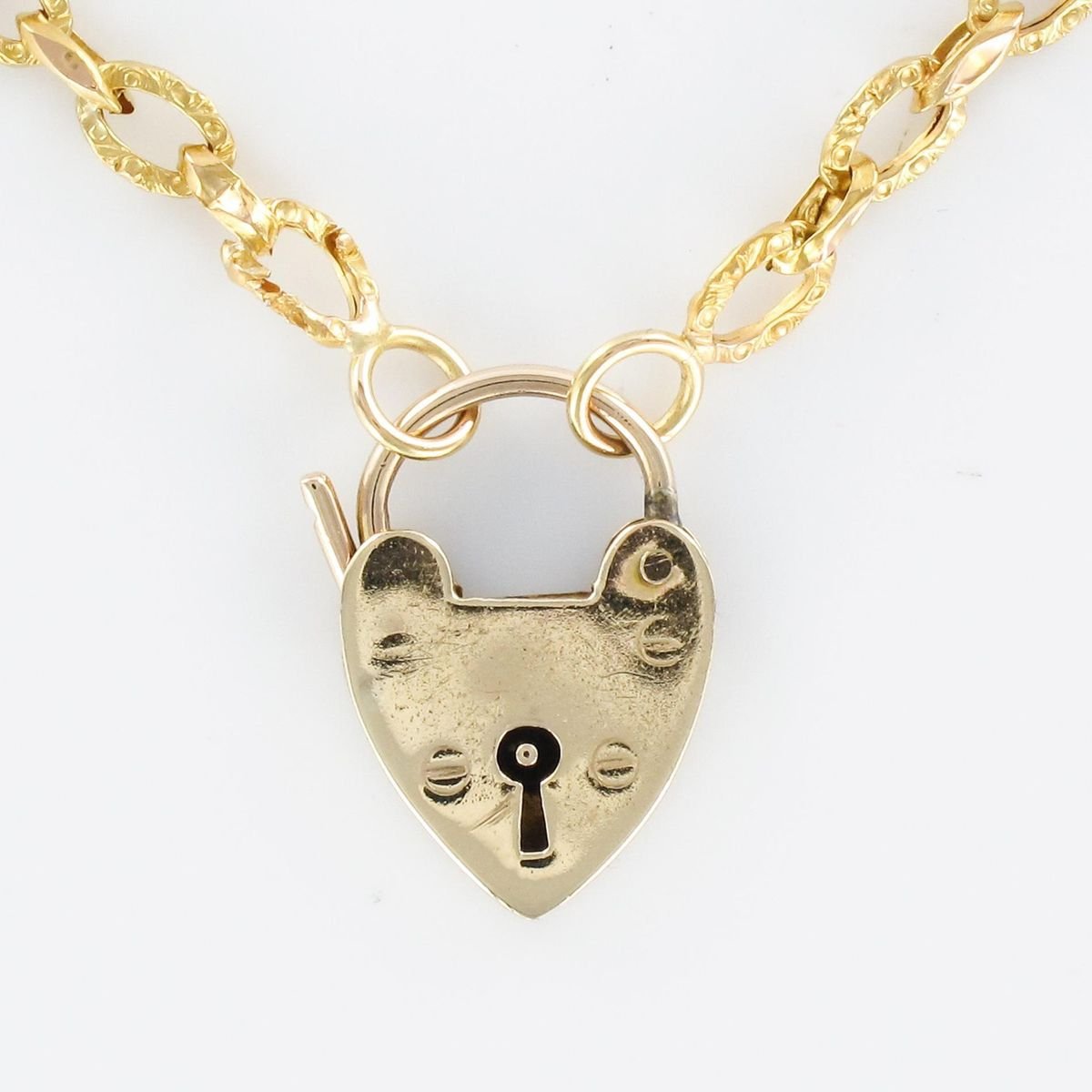 19th Century 18 Karat Yellow Gold Chiseled Chain and Heart-Shaped Padlock Necklace