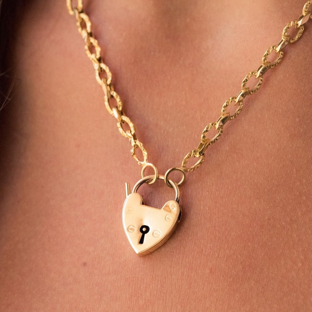 19th Century 18 Karat Yellow Gold Chiseled Chain and Heart-Shaped Padlock Necklace