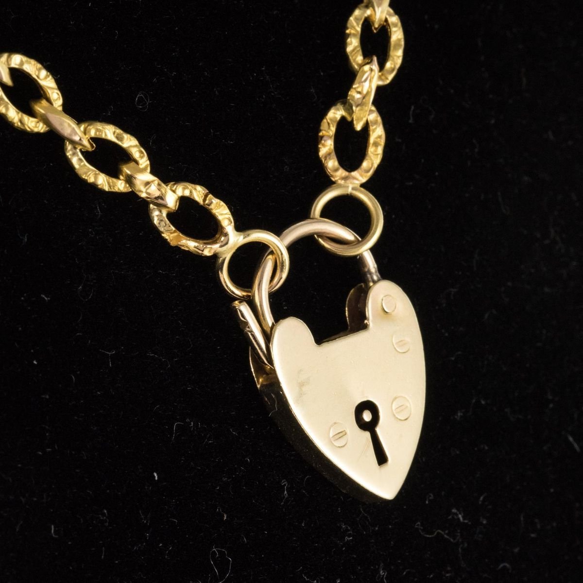 19th Century 18 Karat Yellow Gold Chiseled Chain and Heart-Shaped Padlock Necklace