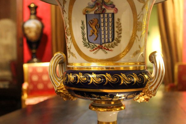 19th Century Italian Ginori Glazed and Parcel Gilt Porcelain Armorial Vase-AXE-1433438