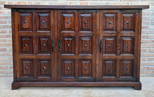 19th Century Spanish Baroque Carved Walnut Tuscan Three Doors Credenza or Buffet, 1890s