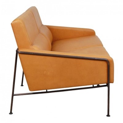 2-Seater Airport Sofa with Cognac Aniline Leather and Brass Frame by Arne Jacobsen for Fritz Hansen, 1960s-MTD-1400786