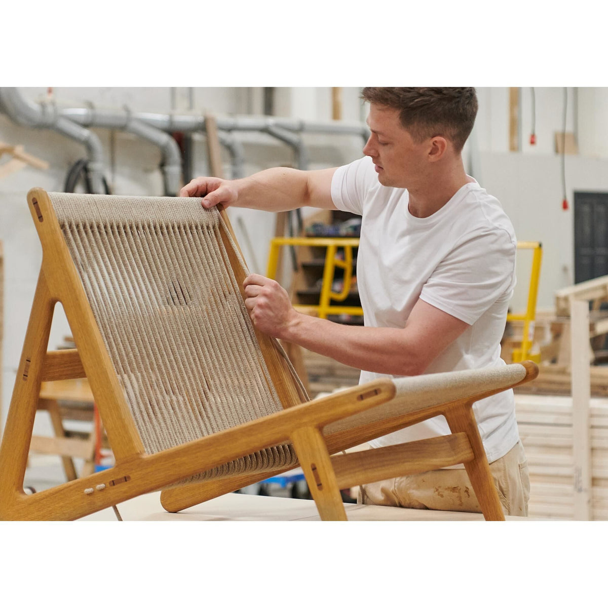MR01 Initial Armchair Karakorum 003 Duna/American Walnut