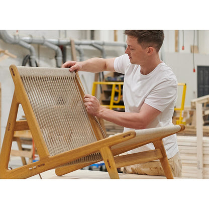 MR01 Initial Armchair Karakorum 003 Duna/American Walnut