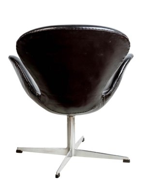 3320 Swan Chair in Black Leather by Arne Jacobsen for Fritz Hansen-JAG-1056956