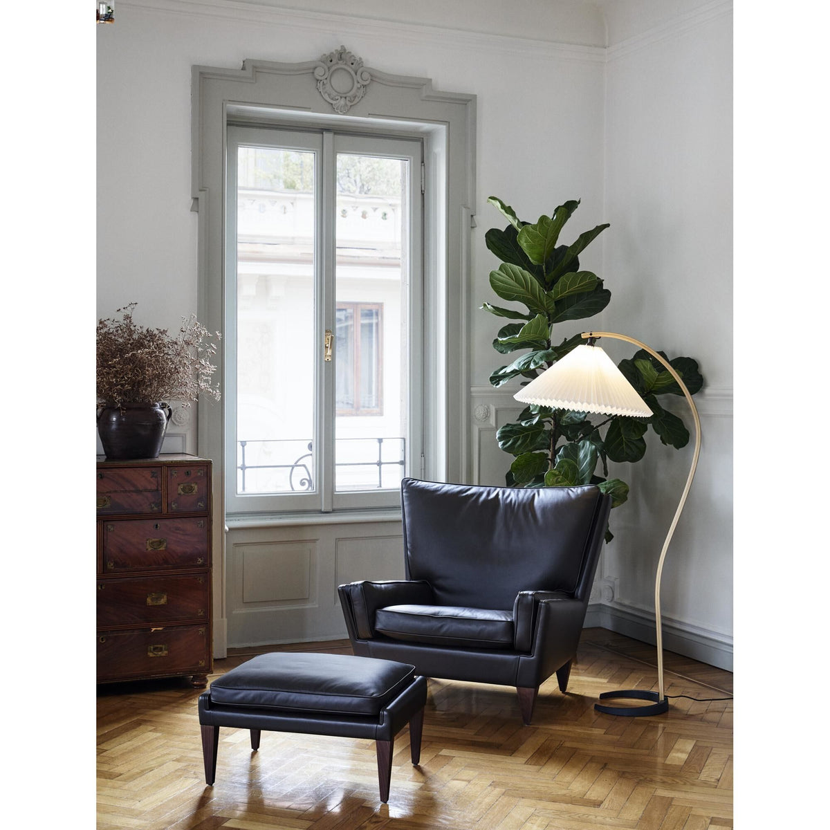 V11 Armchair American Walnut/ Coffee Leather