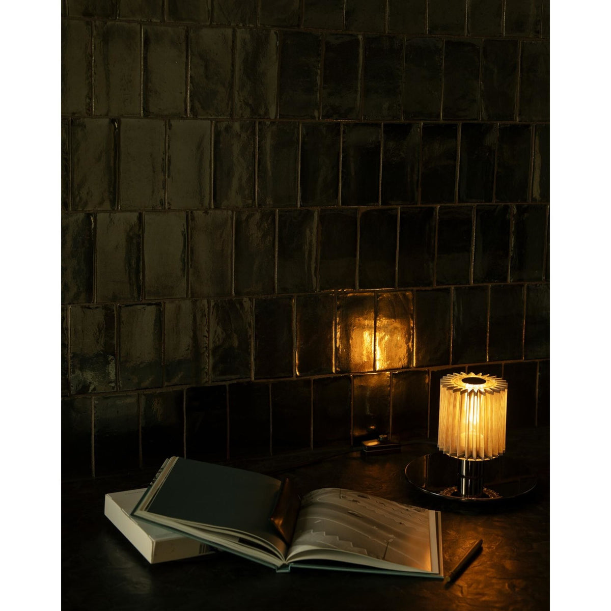 DCWédtions In The Sun 220 Table Lamp Black/ Silver