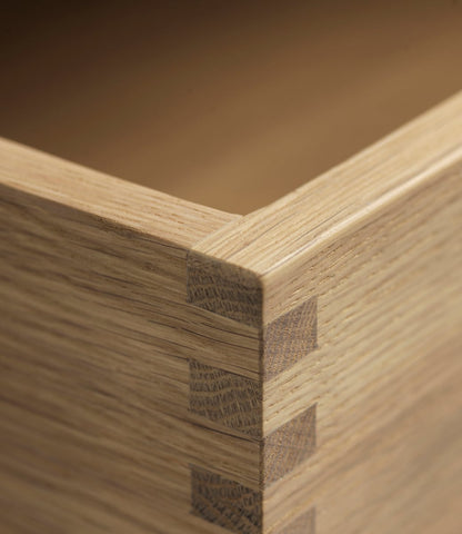 F24 Radius bench/dresser