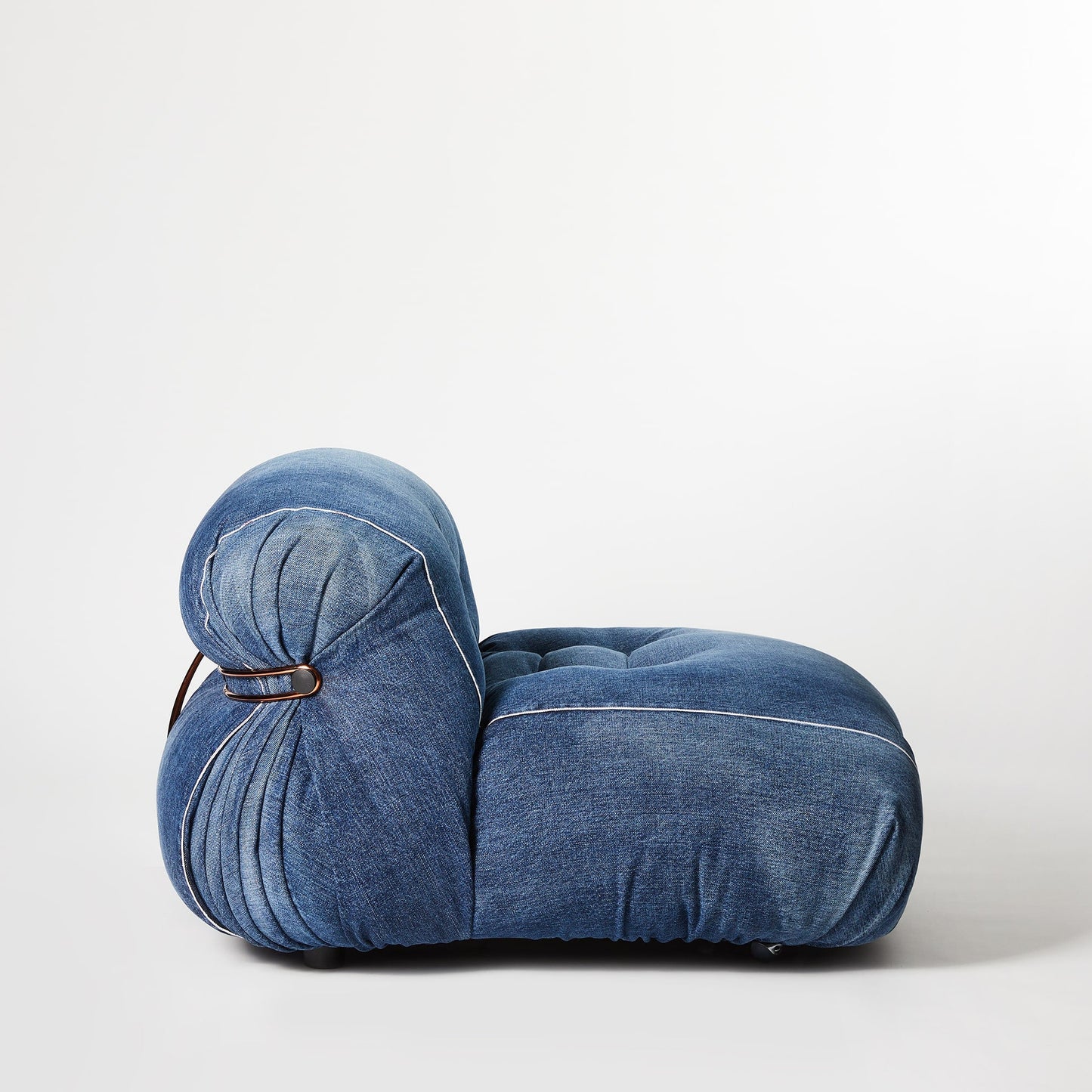 [해외재고-3개월 예상] [리미티드 에디] 소리아나 라운지 체어 데님 (Denim crafted by Roy Roger’s)