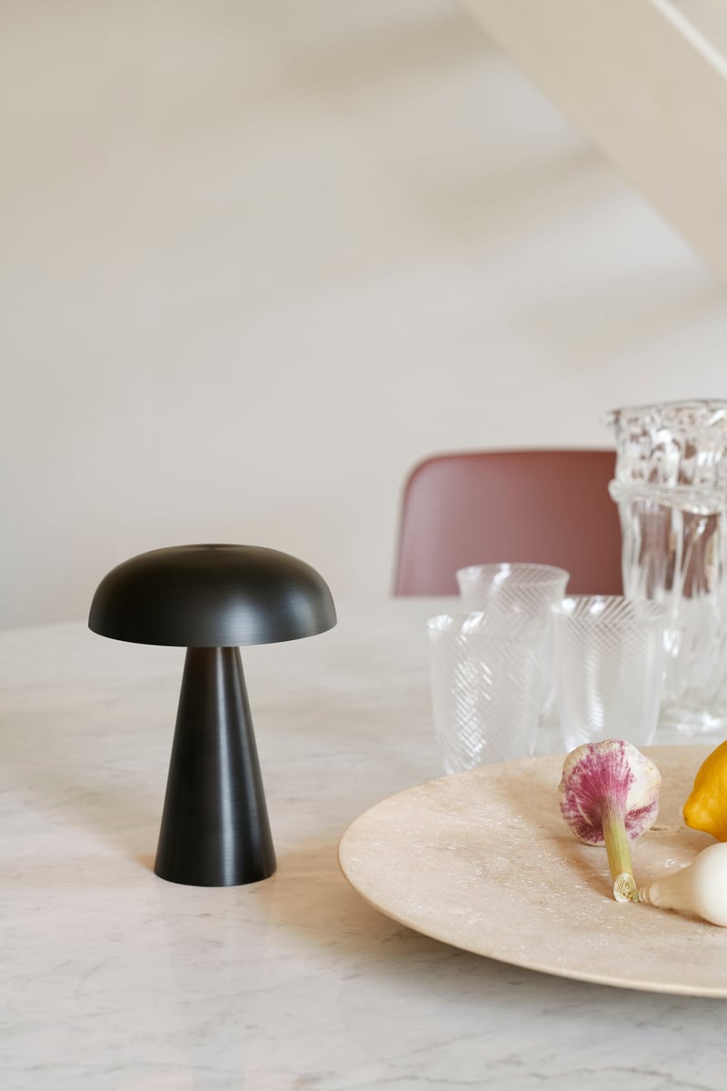 In Between SK20 table, black - white marble