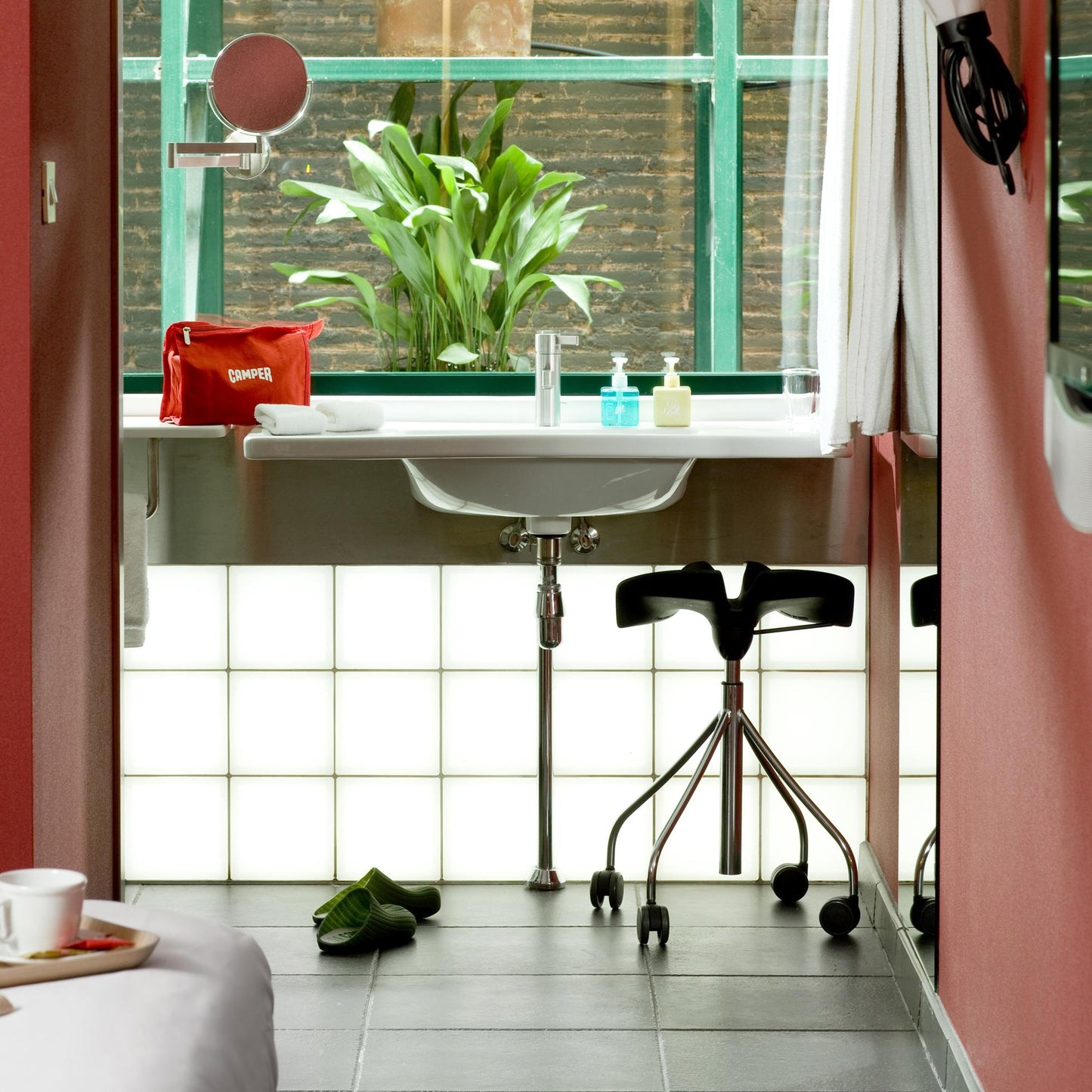 Trestle-Based Office Stool With Castors Binaria by Bd Barcelona Design #Black