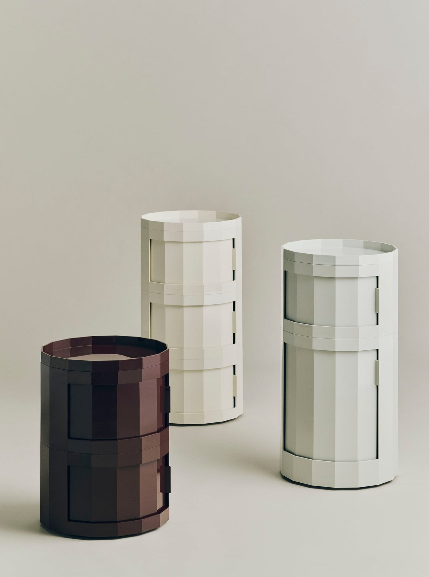 Facet cabinet 30, three doors, eggshell