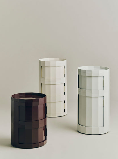 Facet cabinet 30, three doors, eggshell