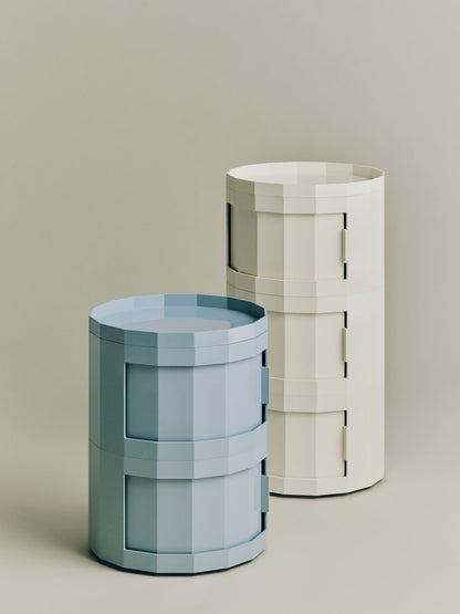 Facet cabinet 30, three doors, eggshell