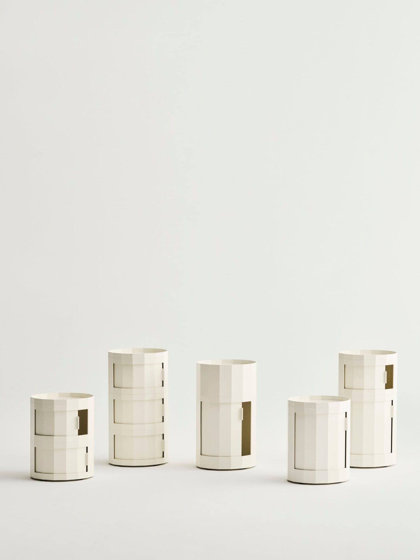 Facet cabinet 30, three doors, eggshell