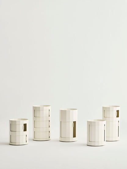 Facet cabinet 30, three doors, eggshell