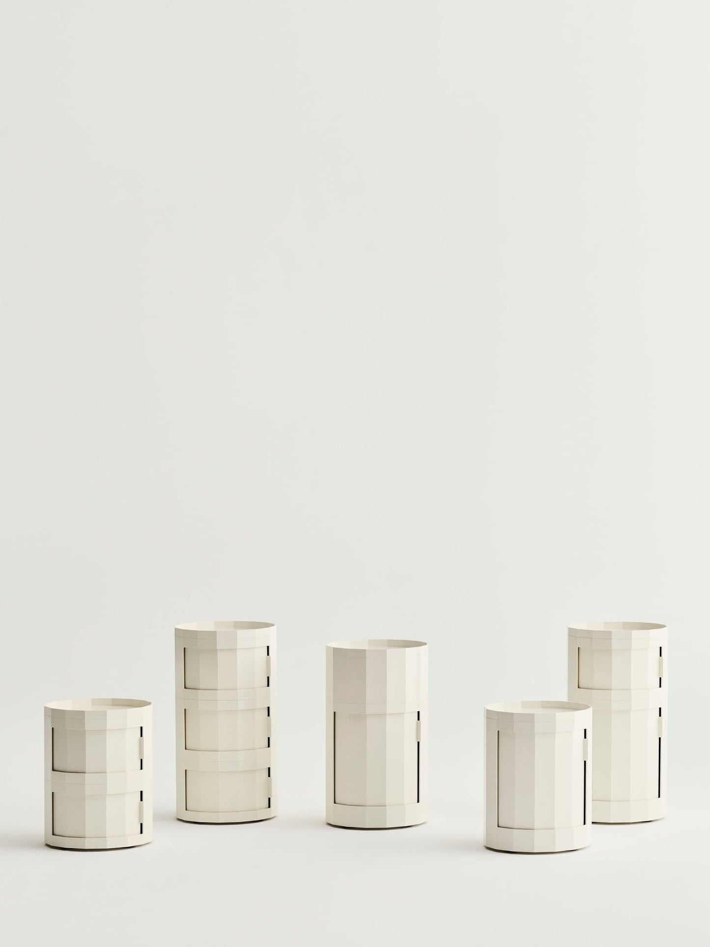 Facet cabinet 30, three doors, eggshell
