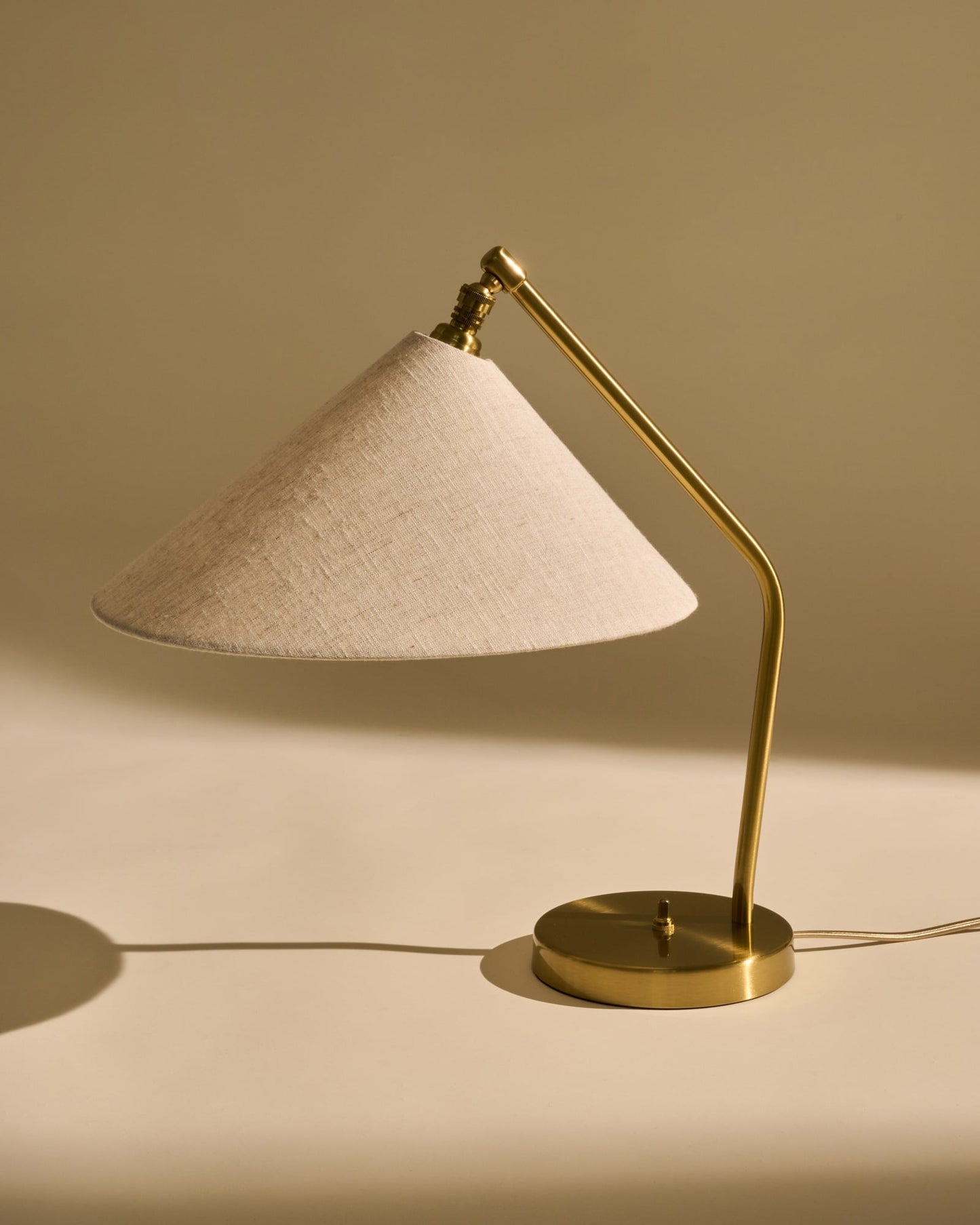 Gräshoppa table lamp, brass - canvas
