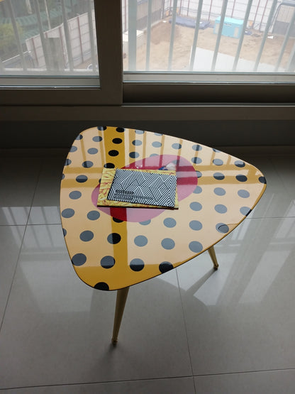 [국내재고] SHIT - Triangular coffee table with MDF top and metal legs (마감하자 30% 할인)