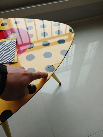 [국내재고] SHIT - Triangular coffee table with MDF top and metal legs (마감하자 30% 할인)