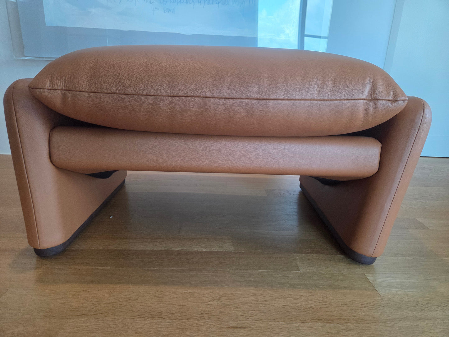 [국내재고/B급] 마라룽가 & 마라룽가 맥시 - 레더 푸프 / Upholstery Grade-X 등급 - 13X201 / 발 부분 마감-네추럴 월넛