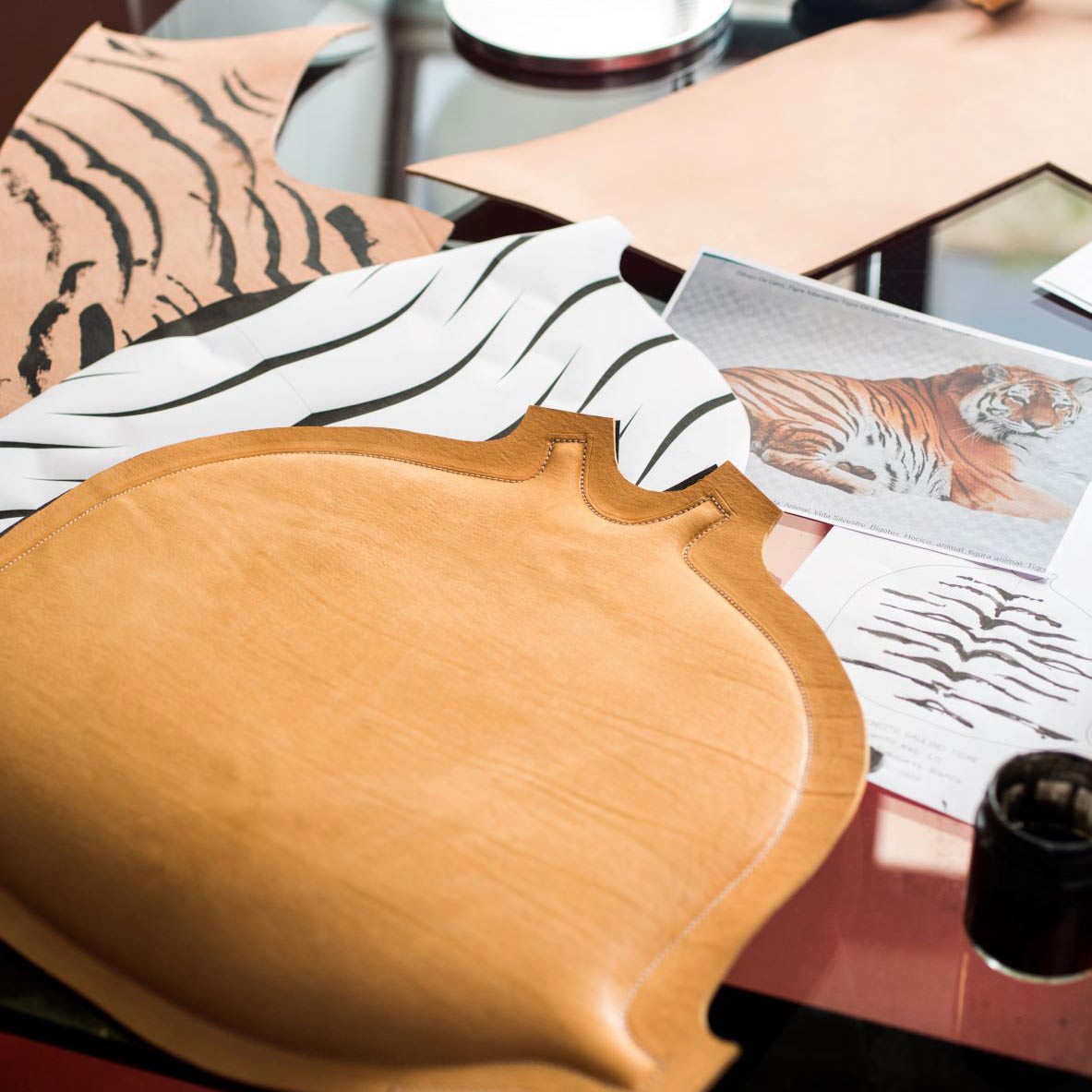 Ash easy chair with armrests & integrated cushion TIGER ART GAULINO by Bd Barcelona Design