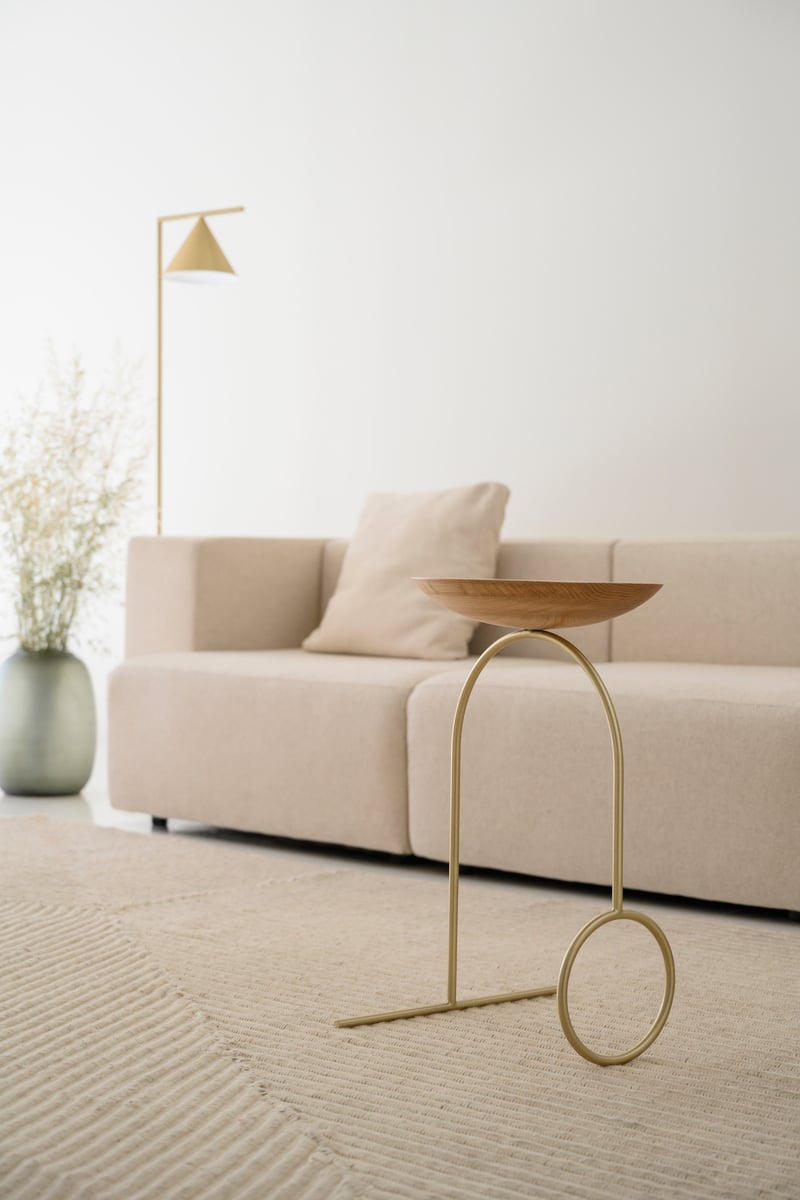 Giro sculpture table, brass - matt oak