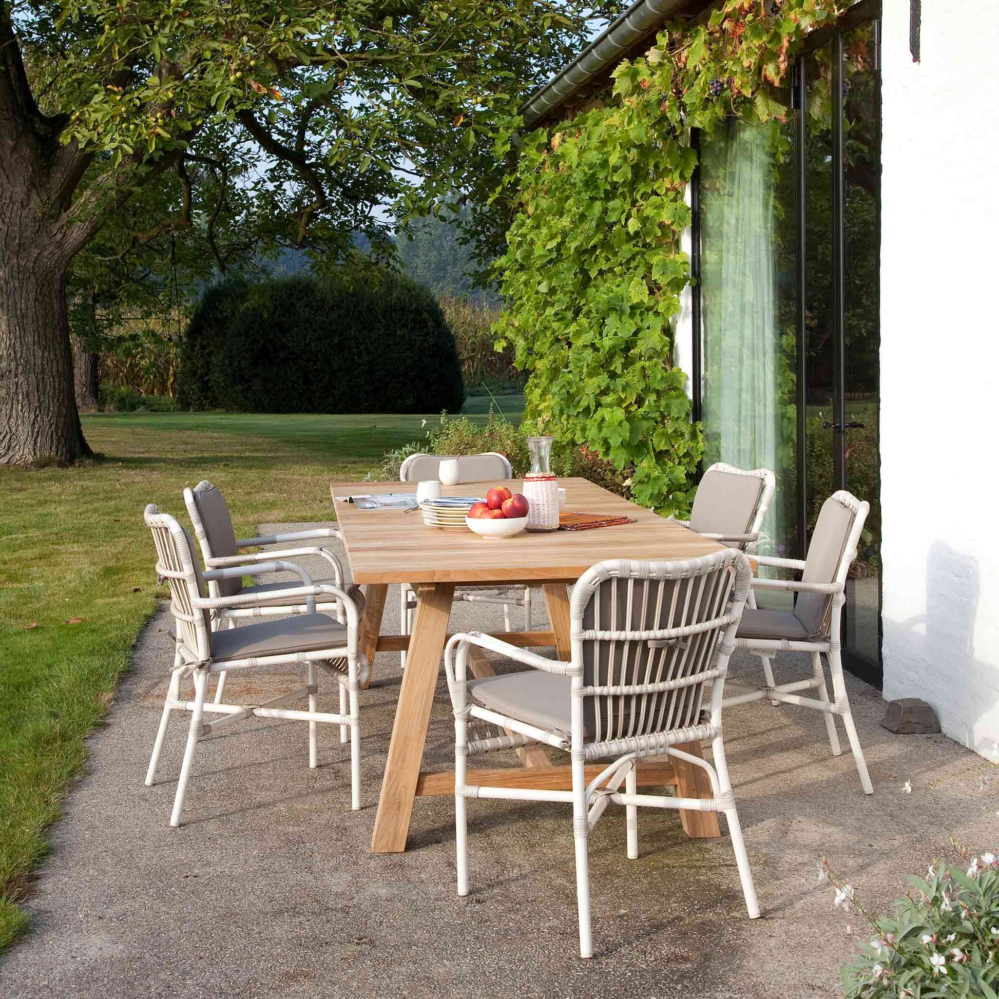 Wicker garden dining armchair with armrests Lucy by Vincent Sheppard