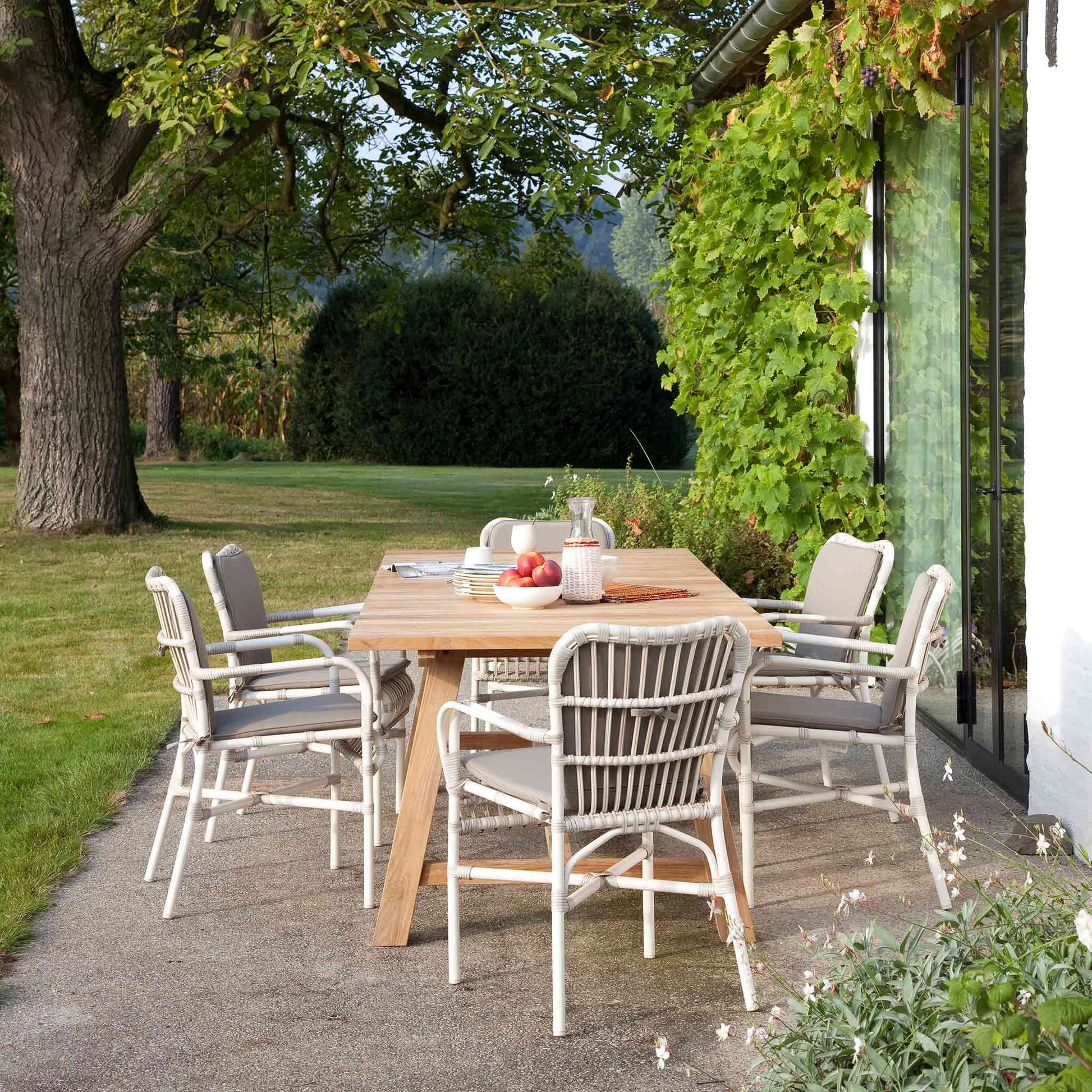 Wicker garden dining armchair with armrests Lucy by Vincent Sheppard