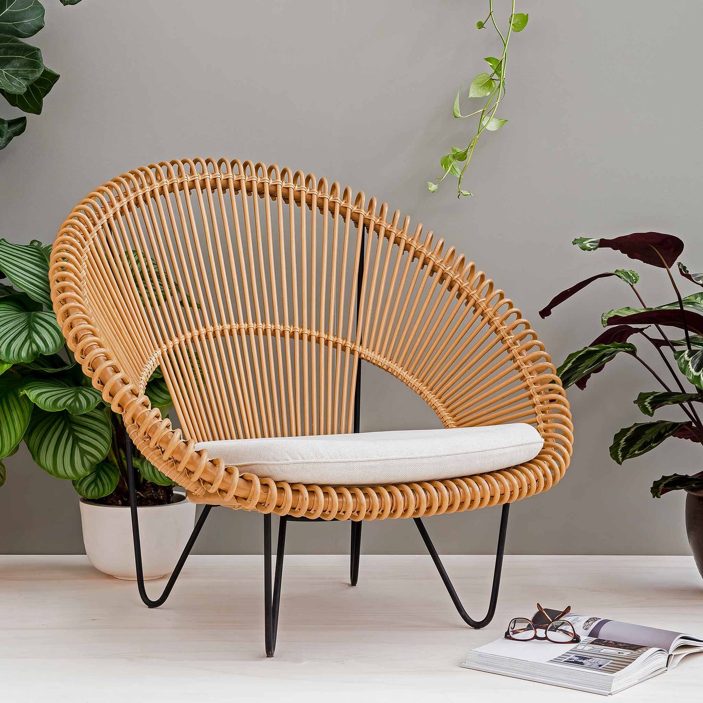 Rattan Armchair With Armrests Cruz Cocoon by Vincent Sheppard #Natural Rattan / Black Steel