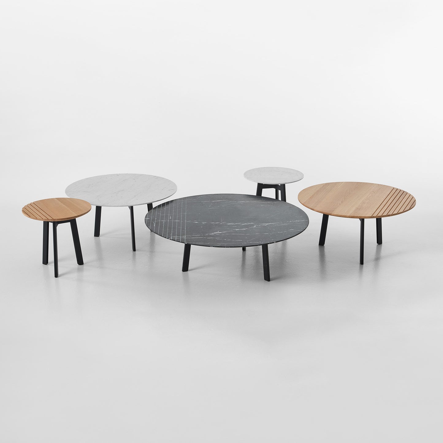 Round Coffee Table Groove by Vincent Sheppard #Ø72 x H34 / Carrara marble / Black