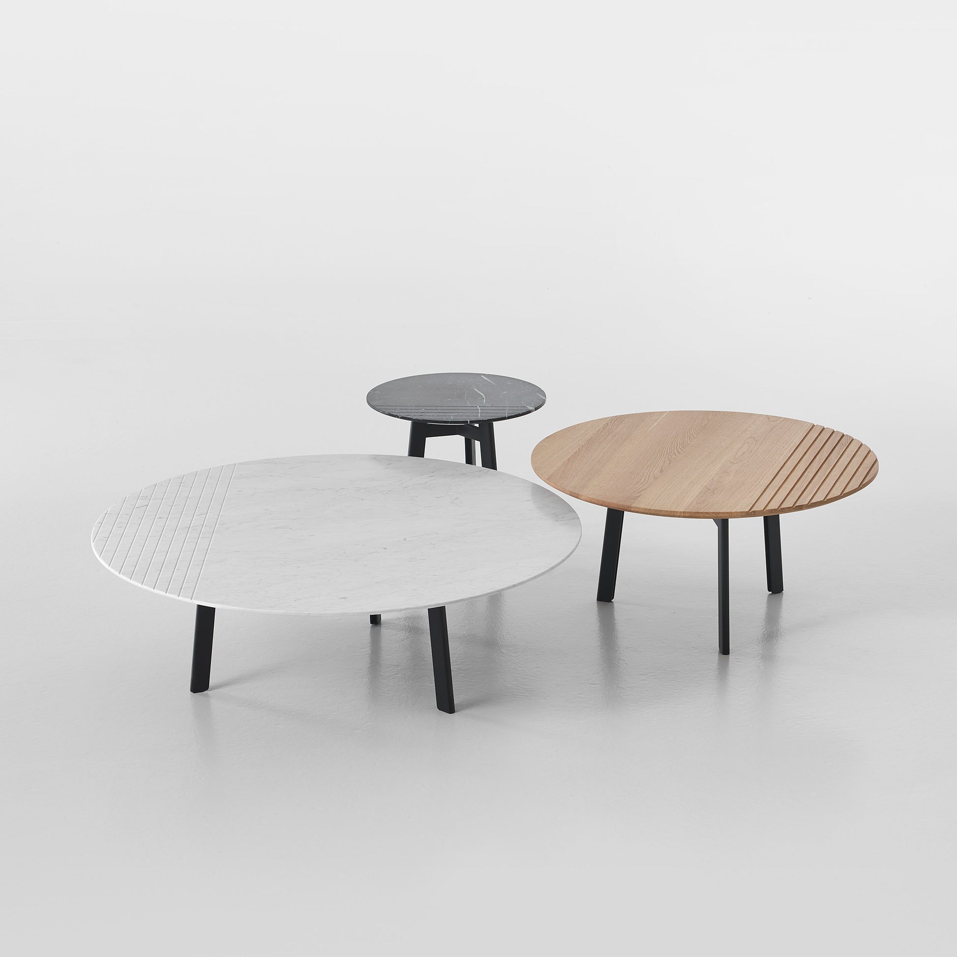 Round Coffee Table Groove by Vincent Sheppard #Ø96 x H30 / Carrara marble / Black