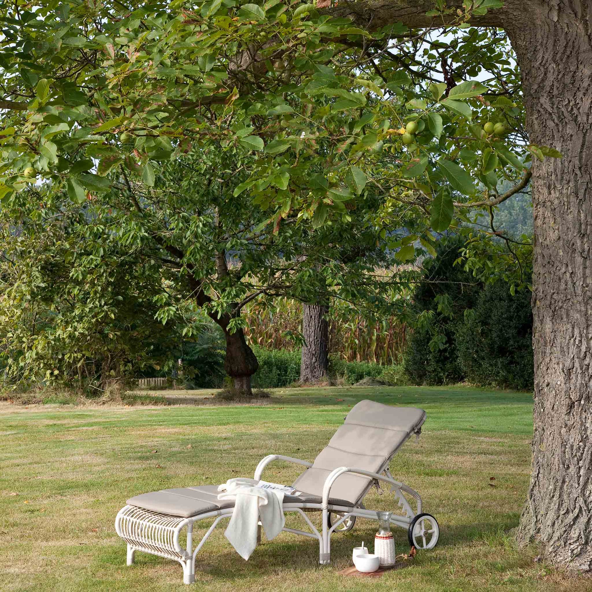 Wicker SunLounger With Armrests Lucy by Vincent Sheppard