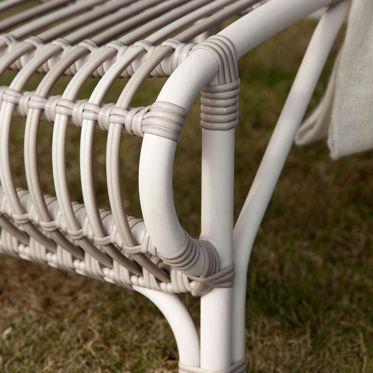 LUCY - Wicker sunlounger with armrests