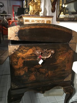 Antique British Lacquered Chest with Chinoiserie Decoration, 1900s-LQ-849427