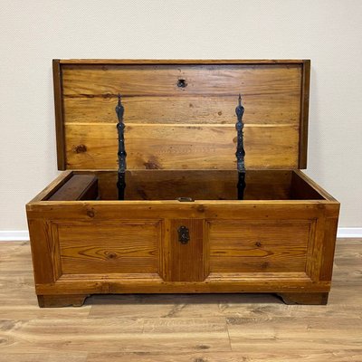 Antique Chest in Larch with Iron Fittings, 18th Century-ALF-2033552