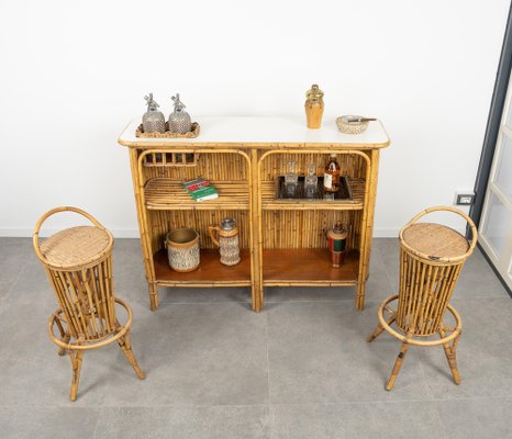 Bamboo and Rattan Cabinet Bar with Stools attributed to Tito Agnoli, Italy, 1950s, Set of 3-LYQ-1804953